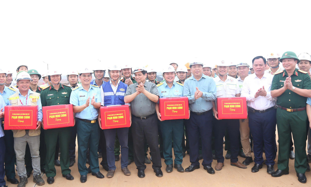 Thủ tướng kiểm tra tiến độ xây dựng sân bay Long Thành 