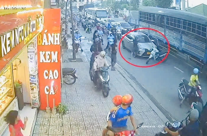 Người đàn ông chặn đầu ô tô, đập kính xe giữa đường phố 