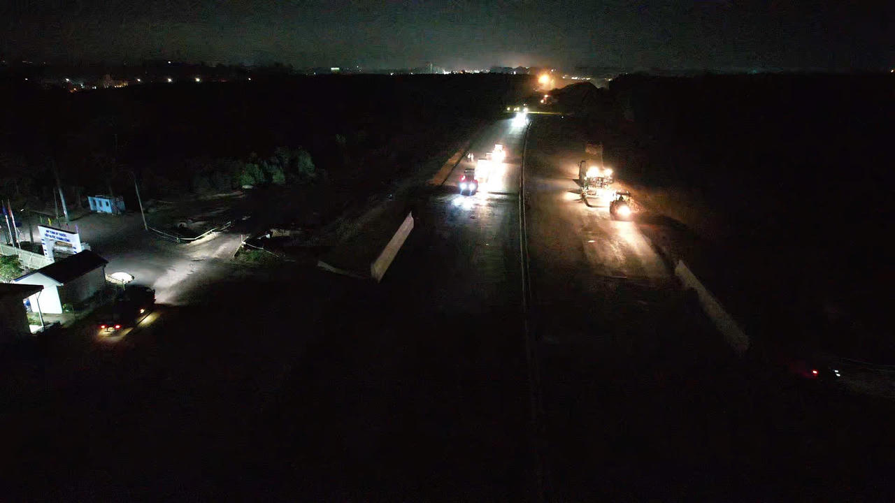 Trắng đêm thi công, cao tốc qua Đồng Nai sắp được thảm nhựa