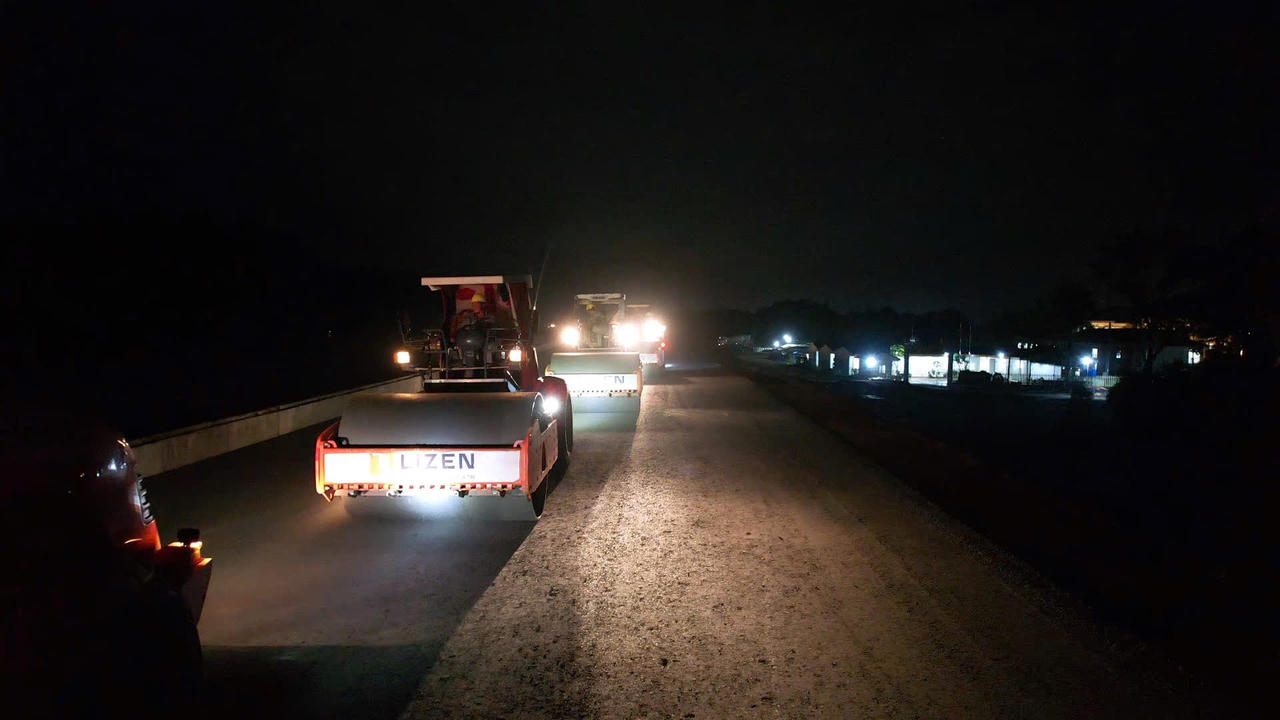 Trắng đêm thi công, cao tốc qua Đồng Nai sắp được thảm nhựa