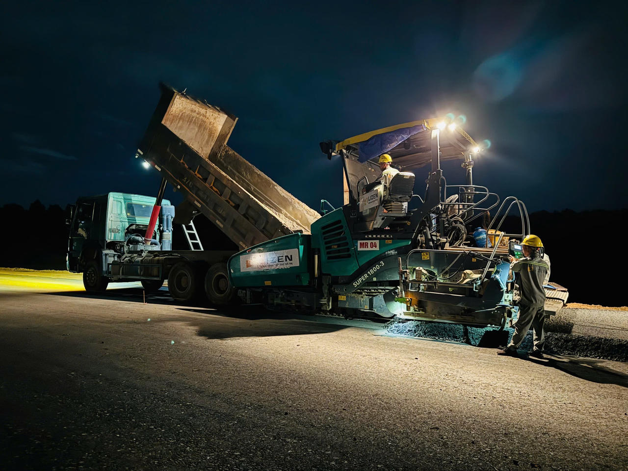 Trắng đêm thi công, cao tốc qua Đồng Nai sắp được thảm nhựa