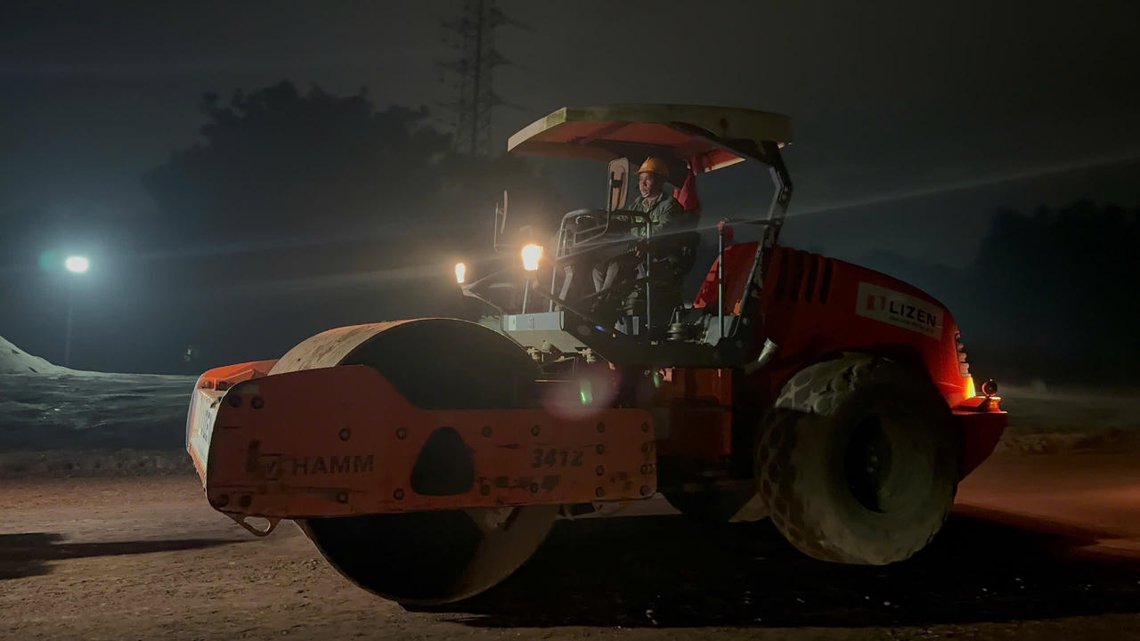 Trắng đêm thi công, cao tốc qua Đồng Nai sắp được thảm nhựa