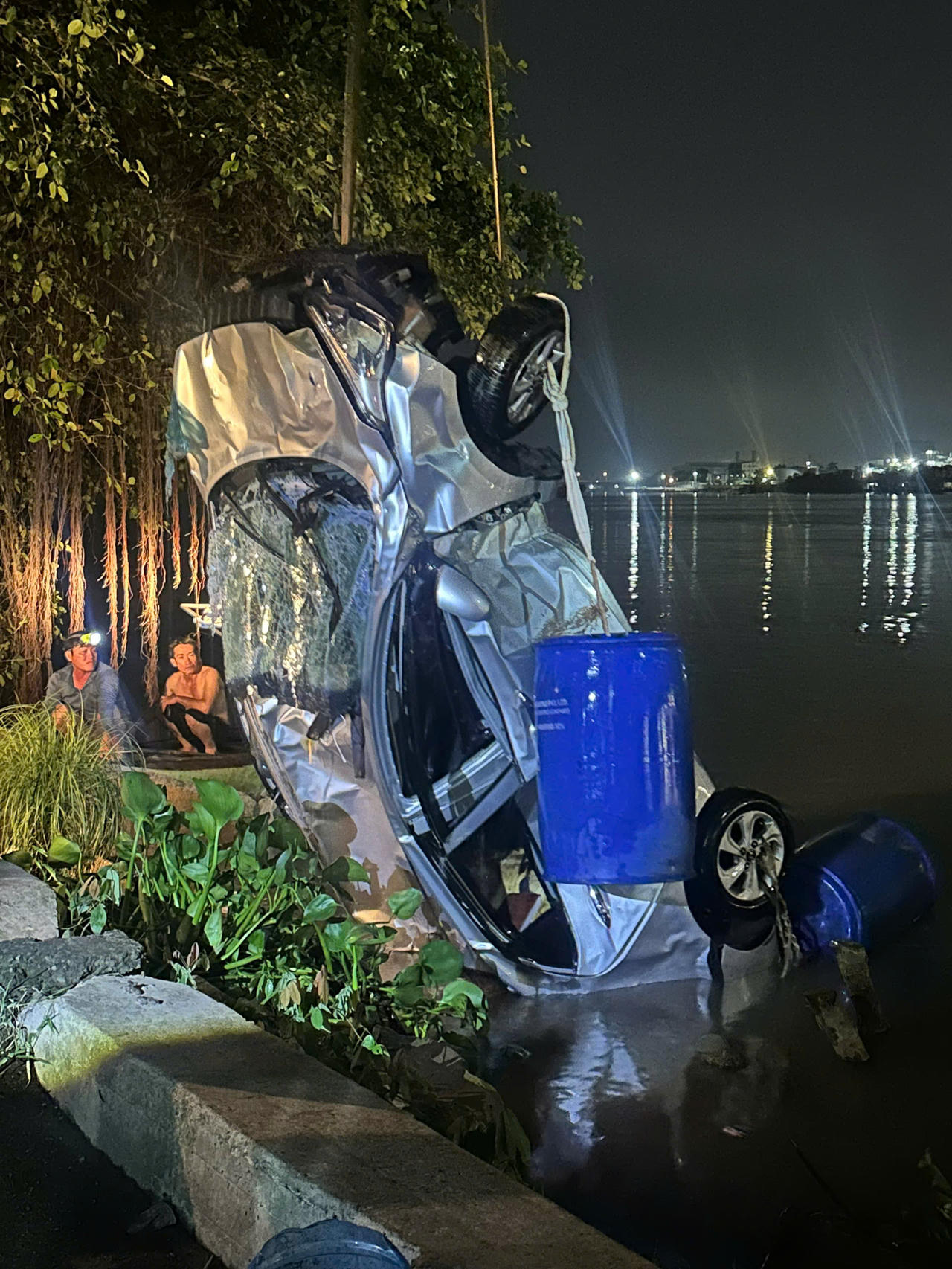 Trục vớt chiếc xe ô tô tông sập lan can cầu Đồng Nai rồi rơi xuống sông