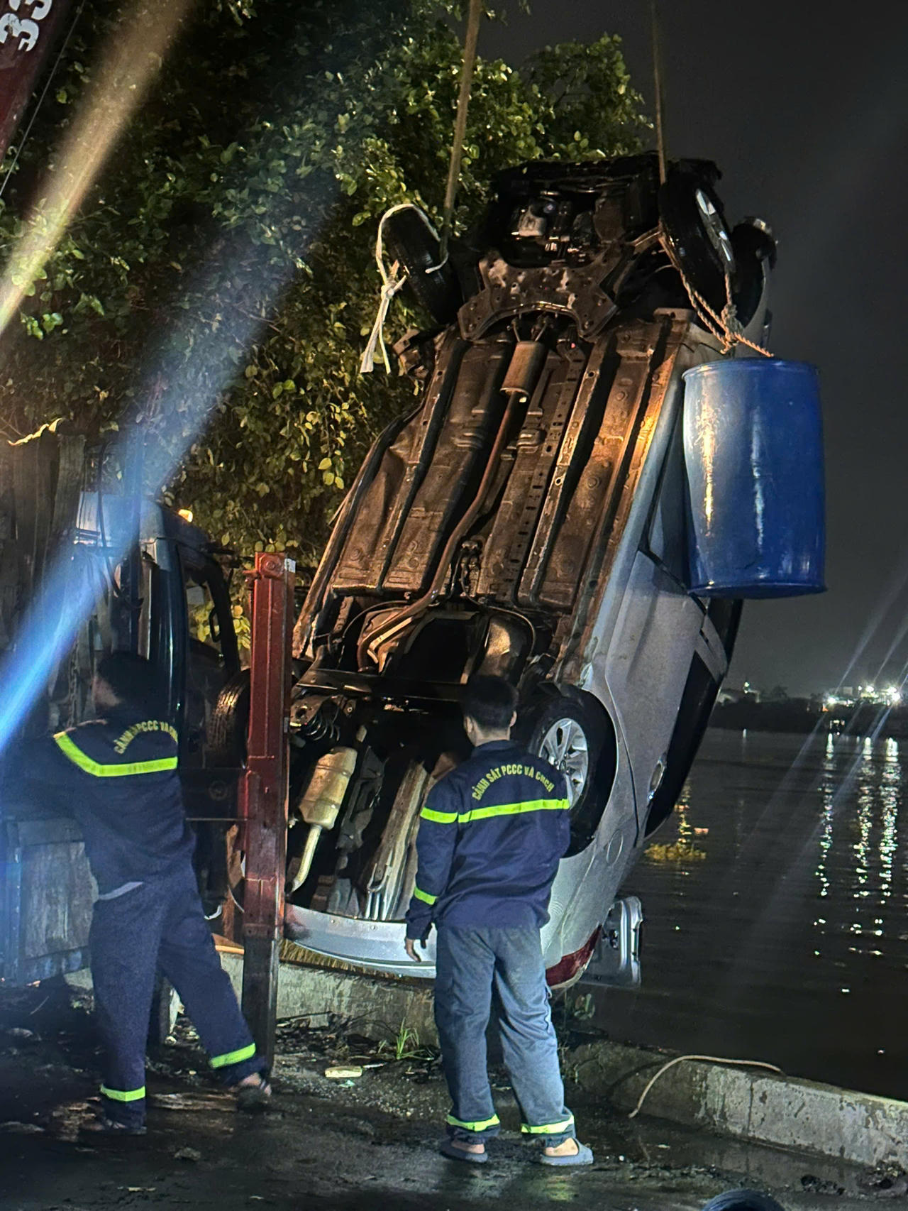 Trục vớt chiếc xe ô tô tông sập lan can cầu Đồng Nai rồi rơi xuống sông