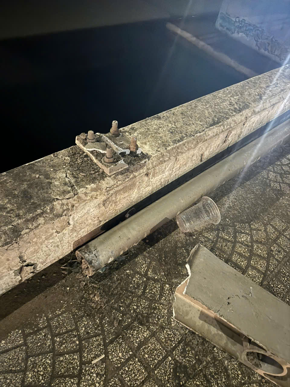 Trục vớt chiếc xe ô tô tông sập lan can cầu Đồng Nai rồi rơi xuống sông