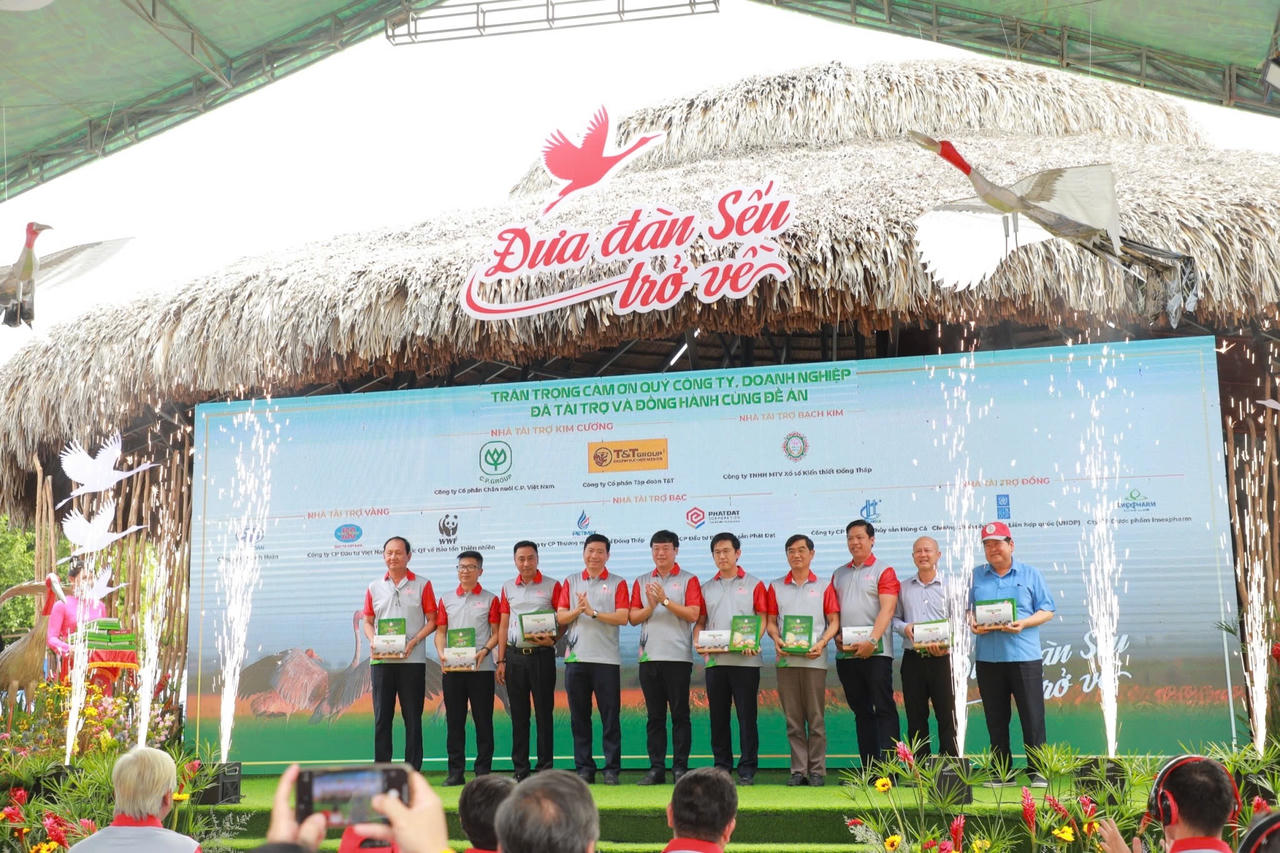 C.P. Việt Nam đồng hành cùng đề án bảo tồn và phát triển Sếu đầu đỏ tại Vườn quốc gia Tràm Chim