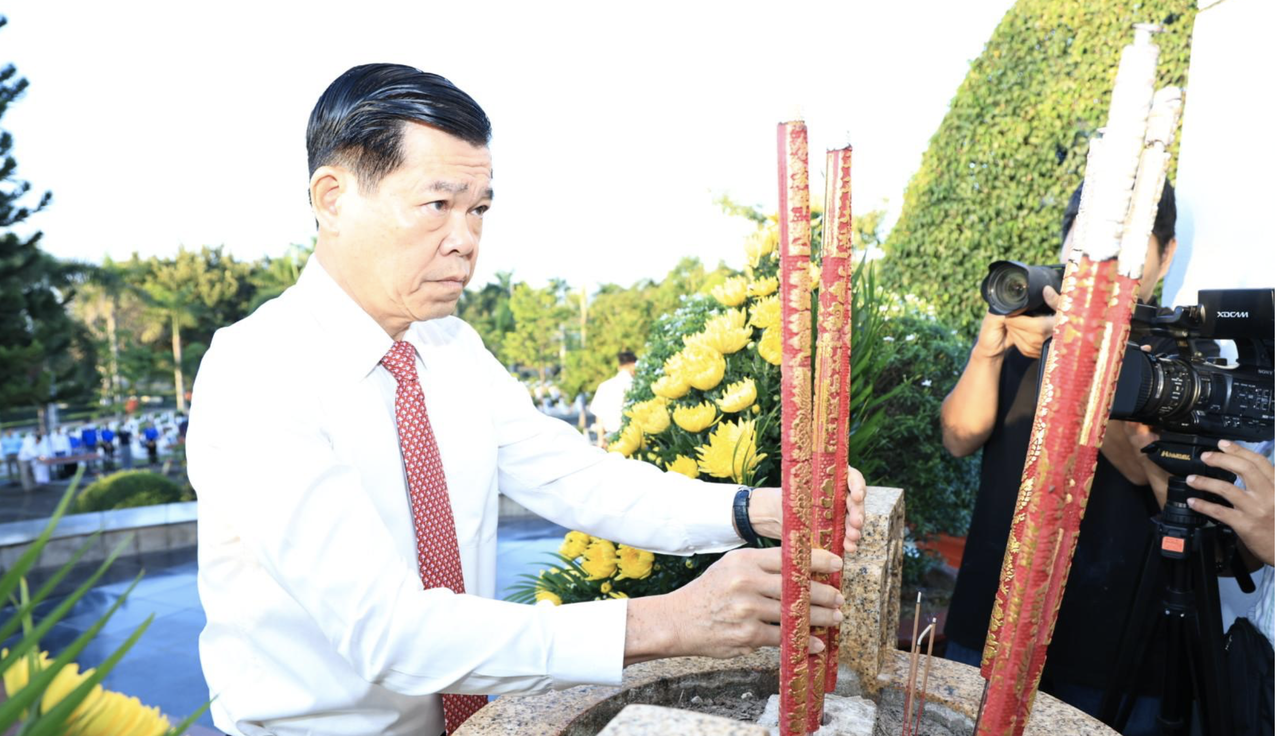 Lãnh đạo tỉnh Đồng Nai và Quân khu 7 viếng Nghĩa trang liệt sĩ Đồng Nai