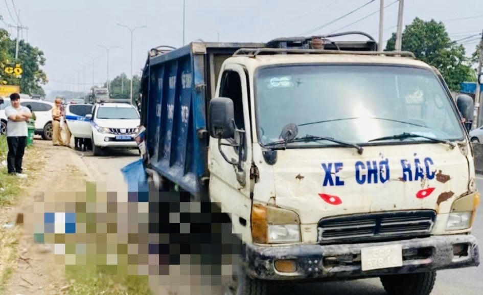 Một nhân viên thu gom rác bị xe rác cán tử vong sau khi té xuống đường