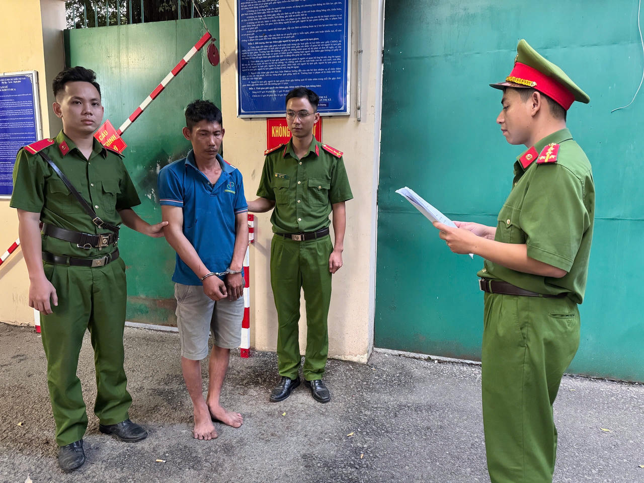 Khởi tố, bắt tạm giam đối tượng dùng dao tấn công Đại uý công an