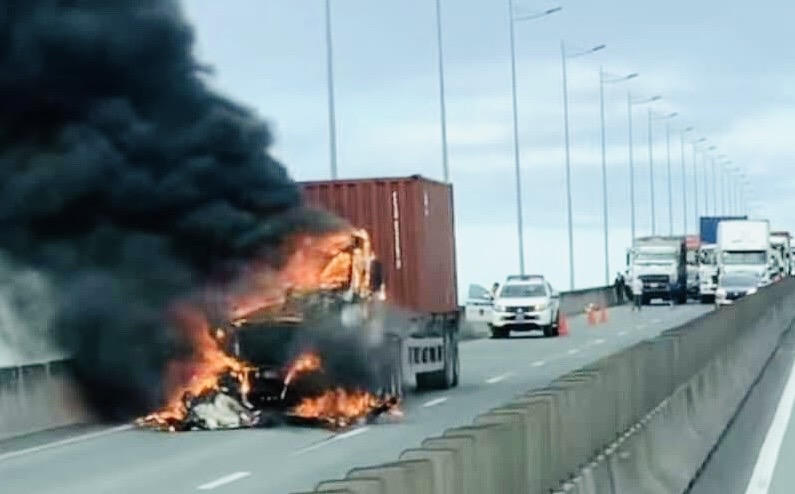 Xe container bất ngờ bốc cháy khi lưu thông trên cao tốc TP HCM - Long Thành
