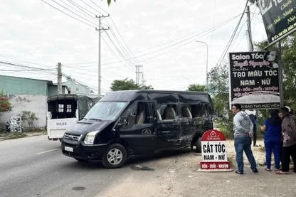 Va chạm giao thông giữa xe tải và ô tô 16 chỗ: Hai công nhân tử vong