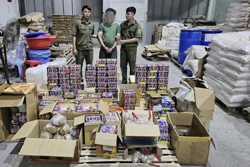 Tạm giữ đối tượng vận chuyển gần 30kg pháo nổ tại Bình Dương