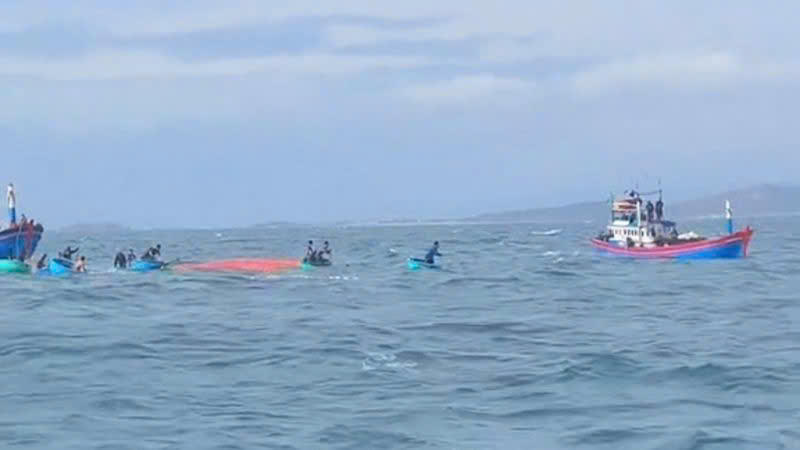 Chìm tàu trên biển Ninh Thuận, 11 người rơi xuống nước, 1 người tử vong 