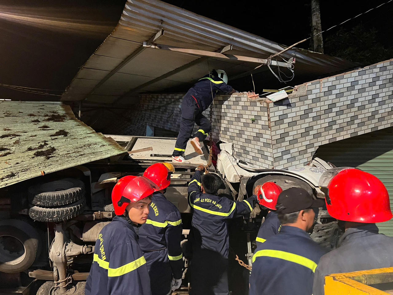 Xe tải mất lái lao vào ki-ốt bên đường, tài xế trọng thương mắc kẹt trong cabin