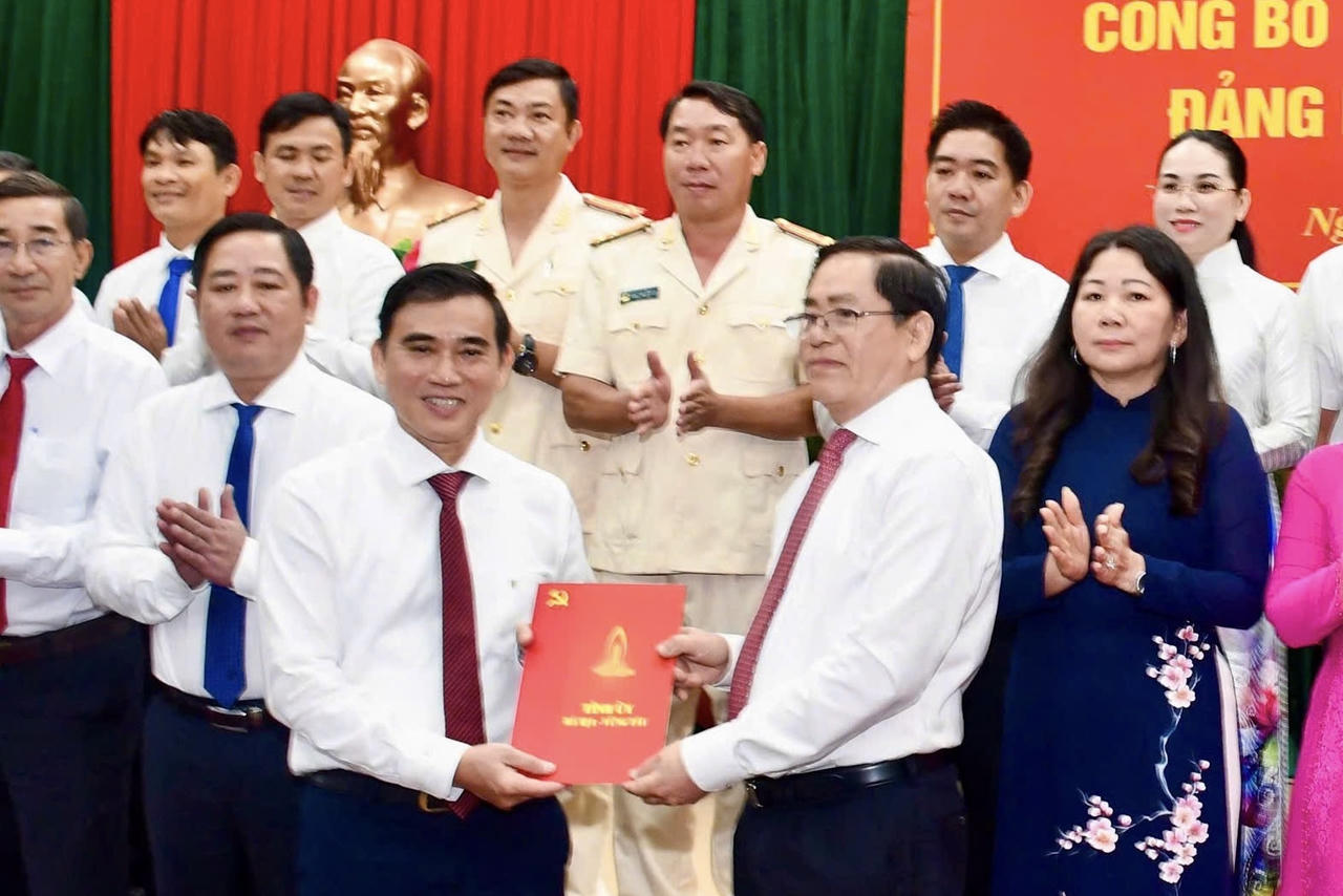 Công bố Quyết định thành lập Đảng bộ huyện Long Đất