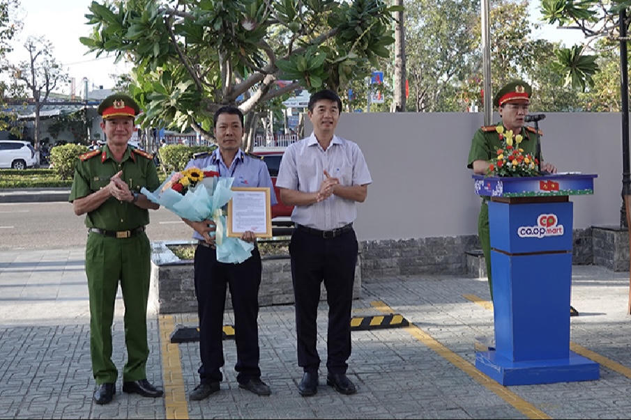 Bình Thuận: Khen thưởng cho nhân viên bảo vệ dũng cảm