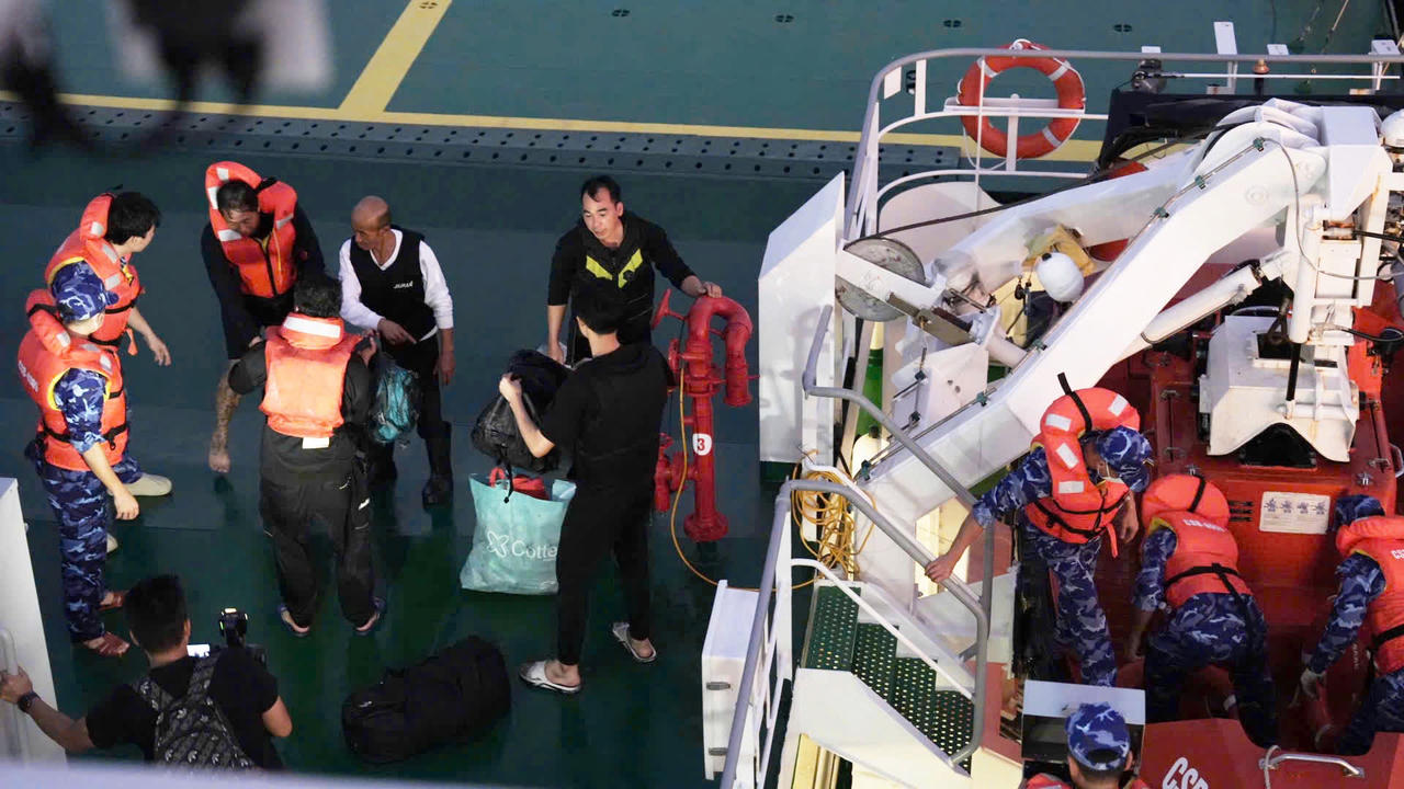 Tàu Cảnh sát biển cứu 5 thuyền viên người nước ngoài gặp nạn trên biển