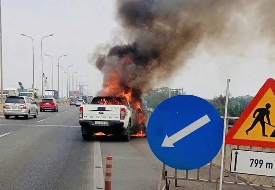 Ô tô bán tải bốc cháy dữ dội trên cao tốc TP HCM - Long Thành - Dầu Giây