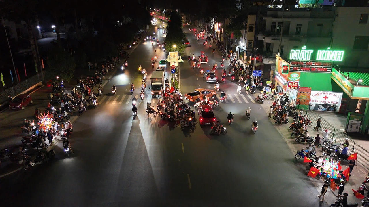 Người dân vui mừng xuống đường chúc mừng đội tuyển Việt Nam chiến thắng Thái Lan