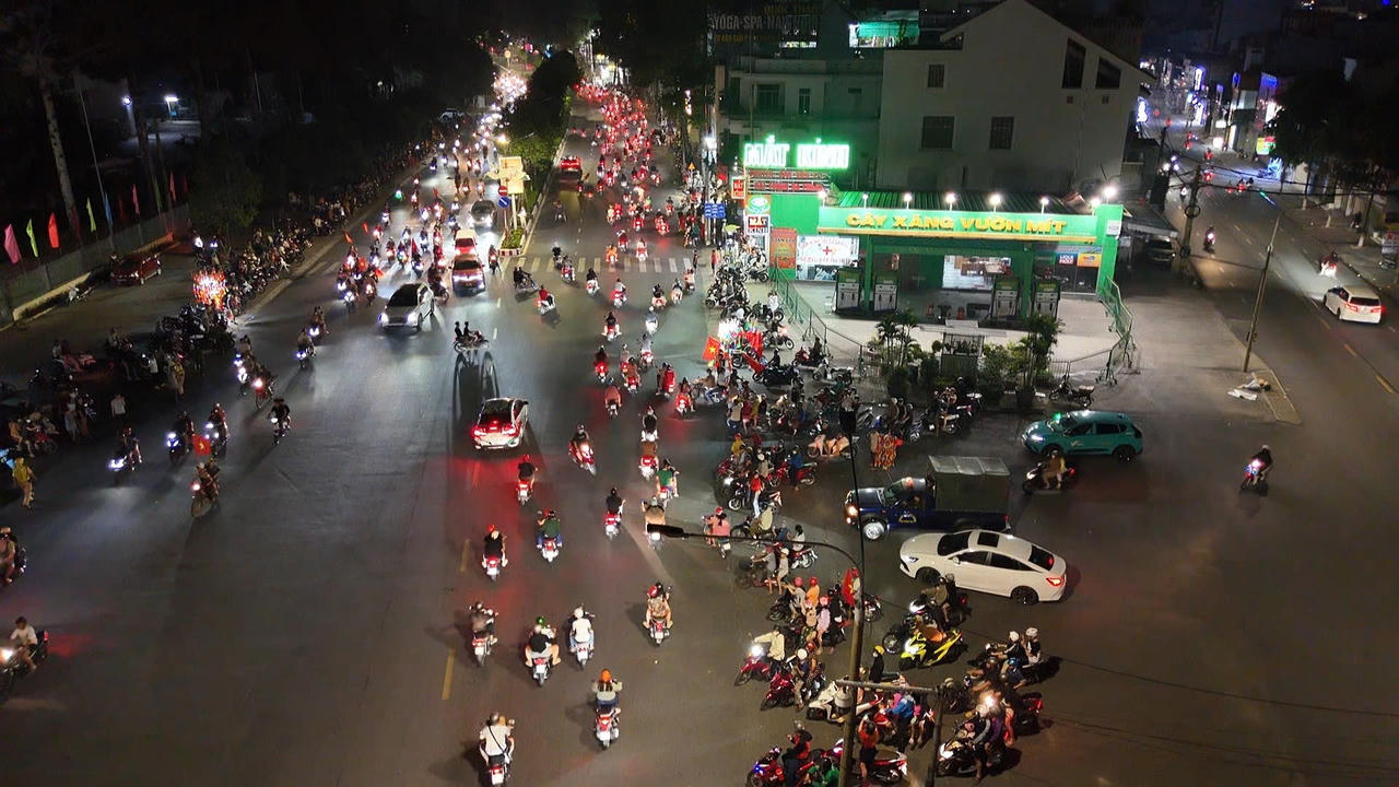 Người dân vui mừng xuống đường chúc mừng đội tuyển Việt Nam chiến thắng Thái Lan