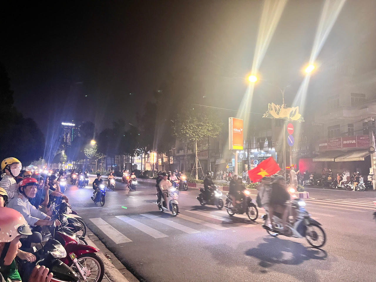 Người dân vui mừng xuống đường chúc mừng đội tuyển Việt Nam chiến thắng Thái Lan