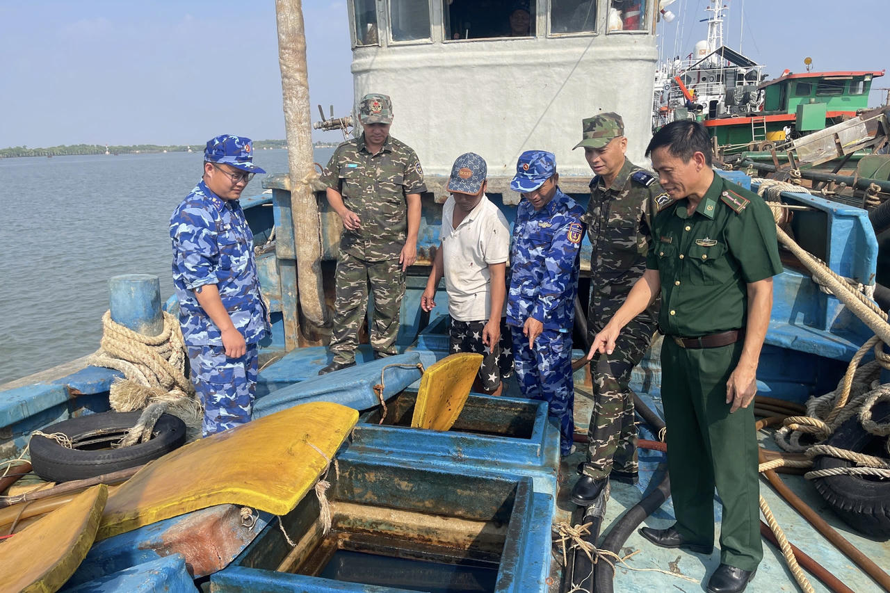 Bắt giữ tàu cá vận chuyển 50.000 lít dầu DO không rõ nguồn gốc trên biển