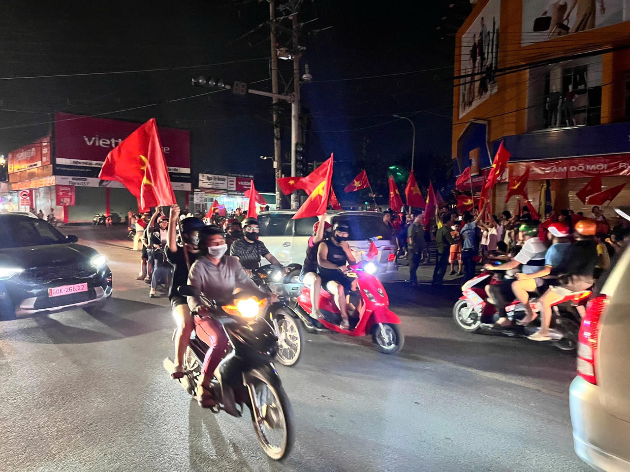 Đêm không ngủ trên mọi nẻo đường Tổ quốc mừng ĐT Việt Nam vô địch