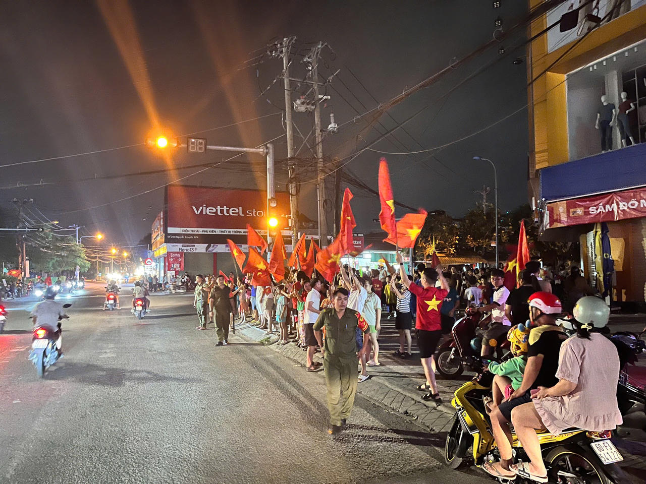Đêm không ngủ trên mọi nẻo đường Tổ quốc mừng ĐT Việt Nam vô địch