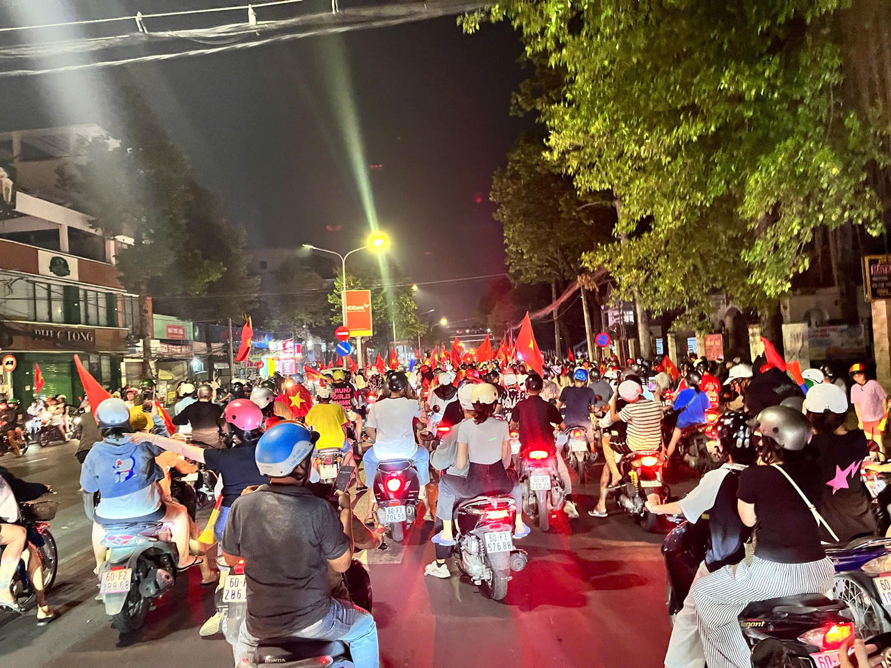 Đêm không ngủ trên mọi nẻo đường Tổ quốc mừng ĐT Việt Nam vô địch