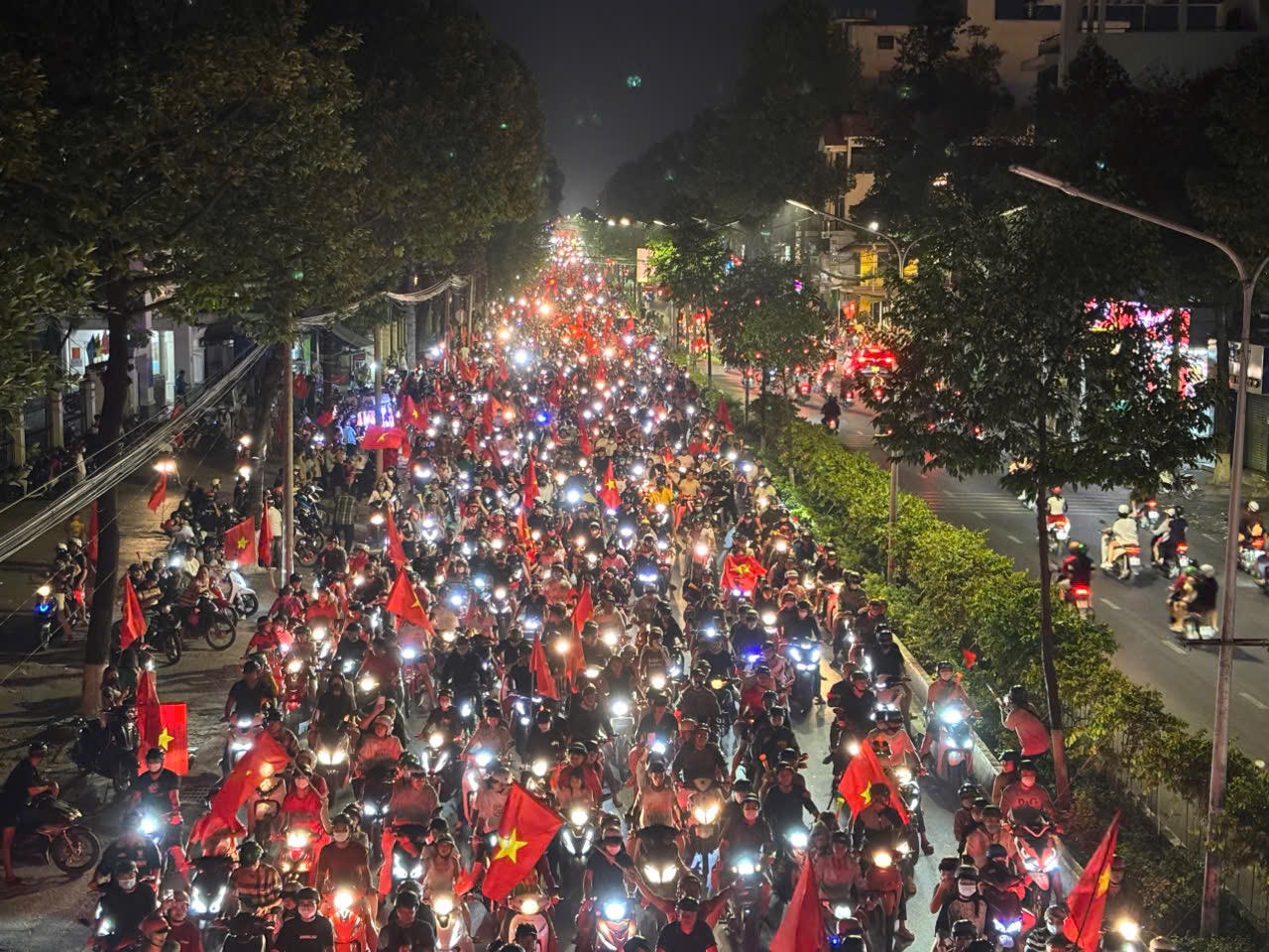 Đêm không ngủ trên mọi nẻo đường Tổ quốc mừng ĐT Việt Nam vô địch