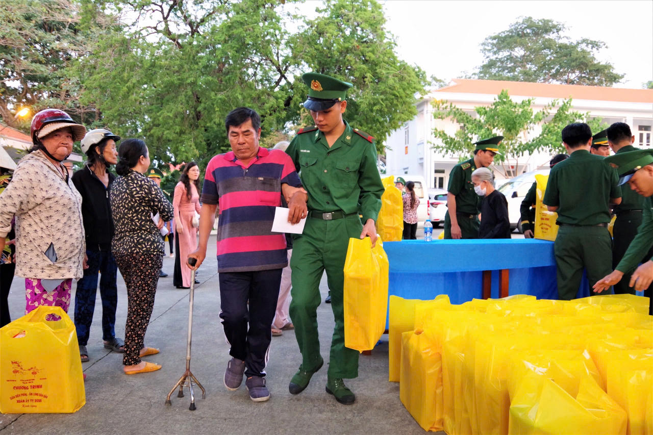 BĐBP tỉnh Bà Rịa – Vũng Tàu tặng quà cho gia đình chính sách, gia đình có hoàn cảnh khó khăn