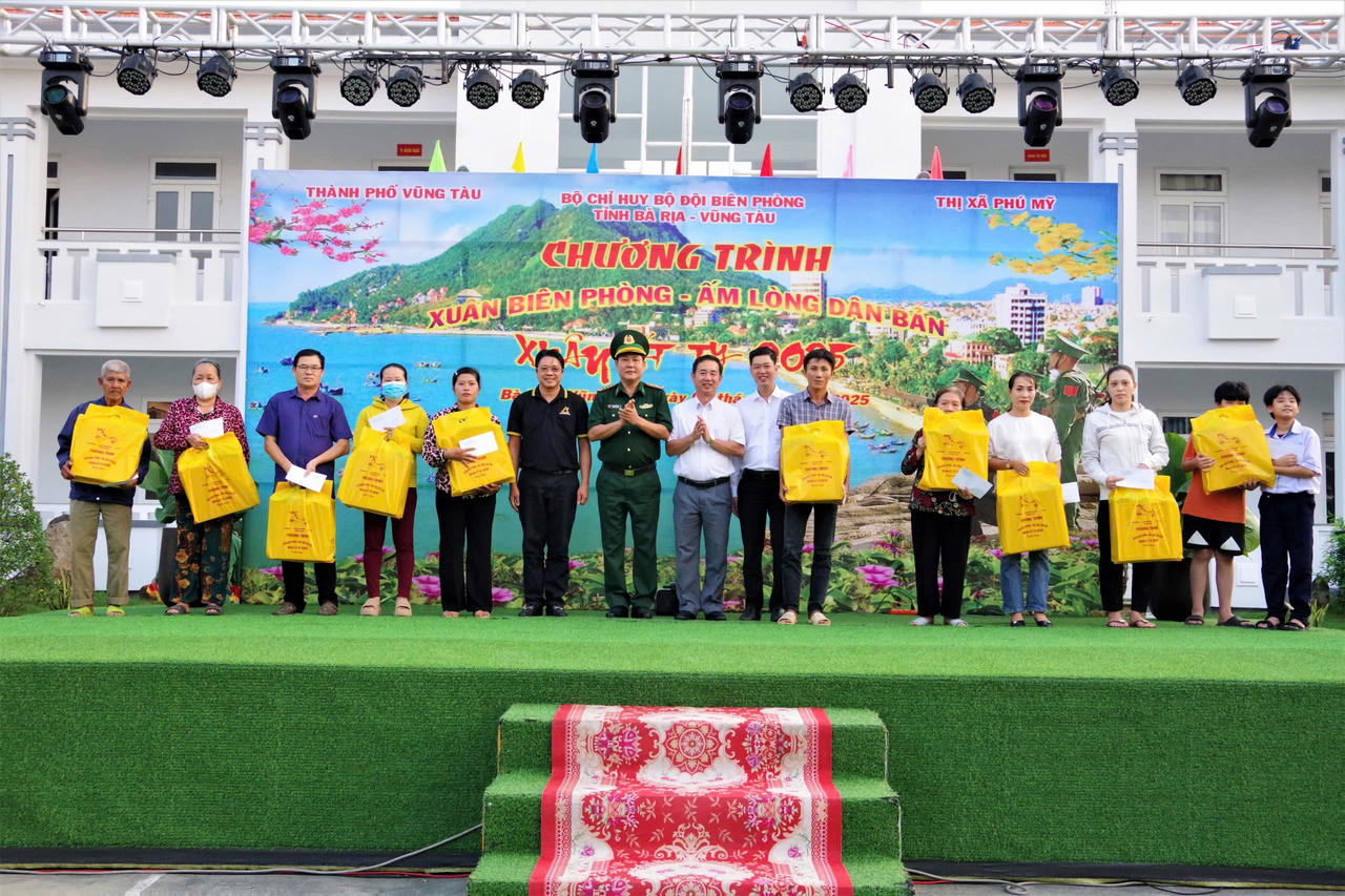 BĐBP tỉnh Bà Rịa – Vũng Tàu tặng quà cho gia đình chính sách, gia đình có hoàn cảnh khó khăn