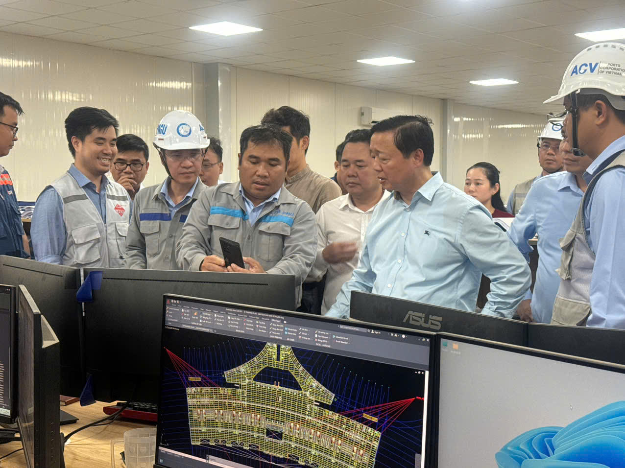 Phó Thủ tướng Trần Hồng Hà kiểm tra dự án Sân bay Long Thành và tặng quà cho gia đình chính sách