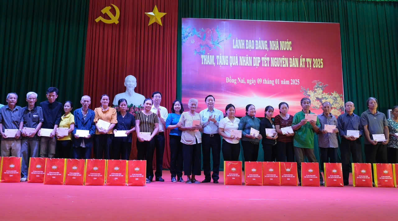 Phó Thủ tướng Trần Hồng Hà kiểm tra dự án Sân bay Long Thành và tặng quà cho gia đình chính sách