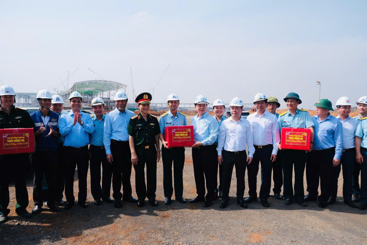 Phó Thủ tướng Trần Hồng Hà kiểm tra dự án Sân bay Long Thành và tặng quà cho gia đình chính sách
