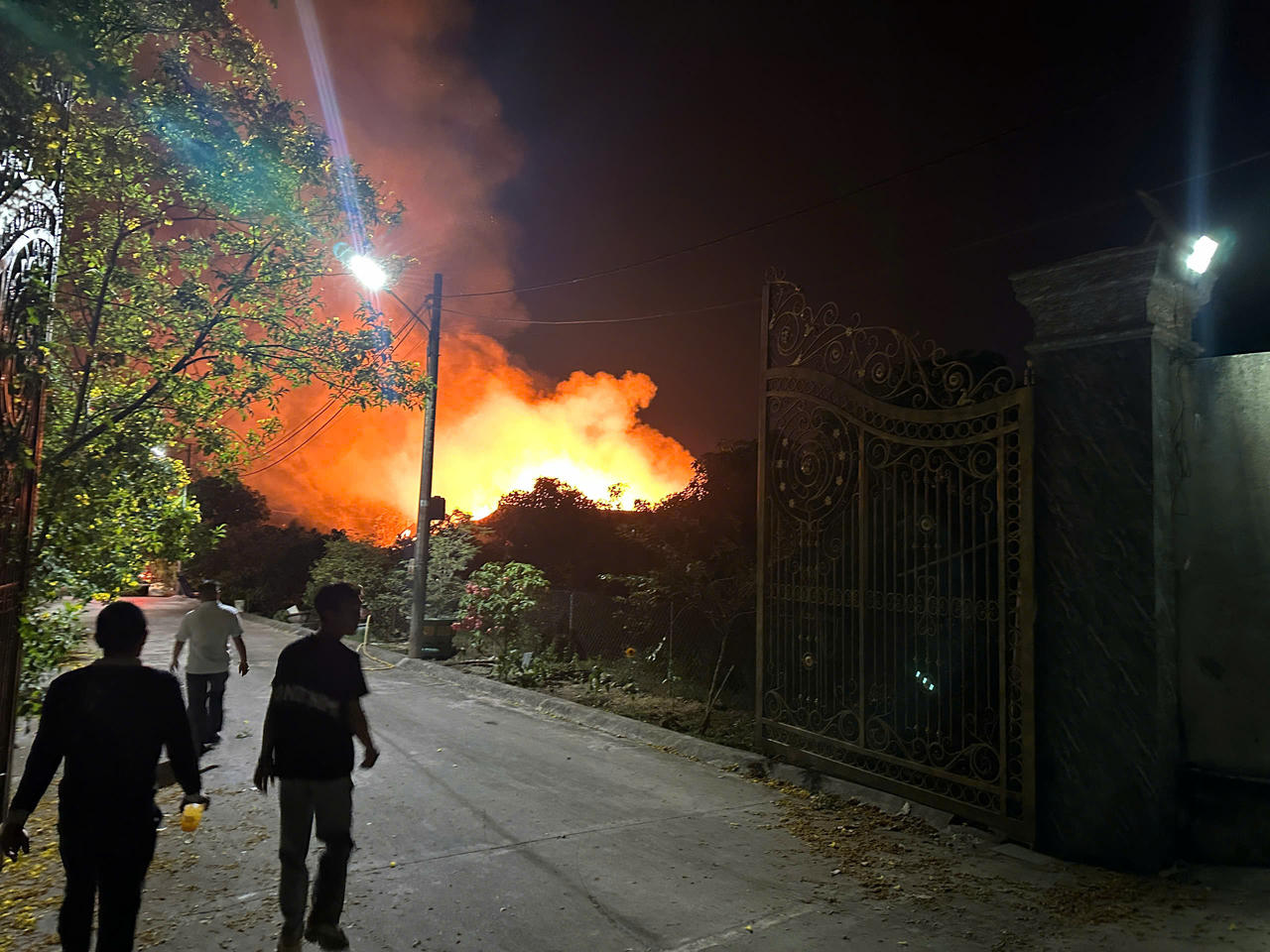 Cháy lớn một xưởng gỗ trong đêm tại Đồng Nai