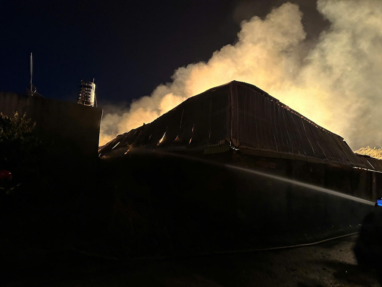 Cháy lớn một xưởng gỗ trong đêm tại Đồng Nai