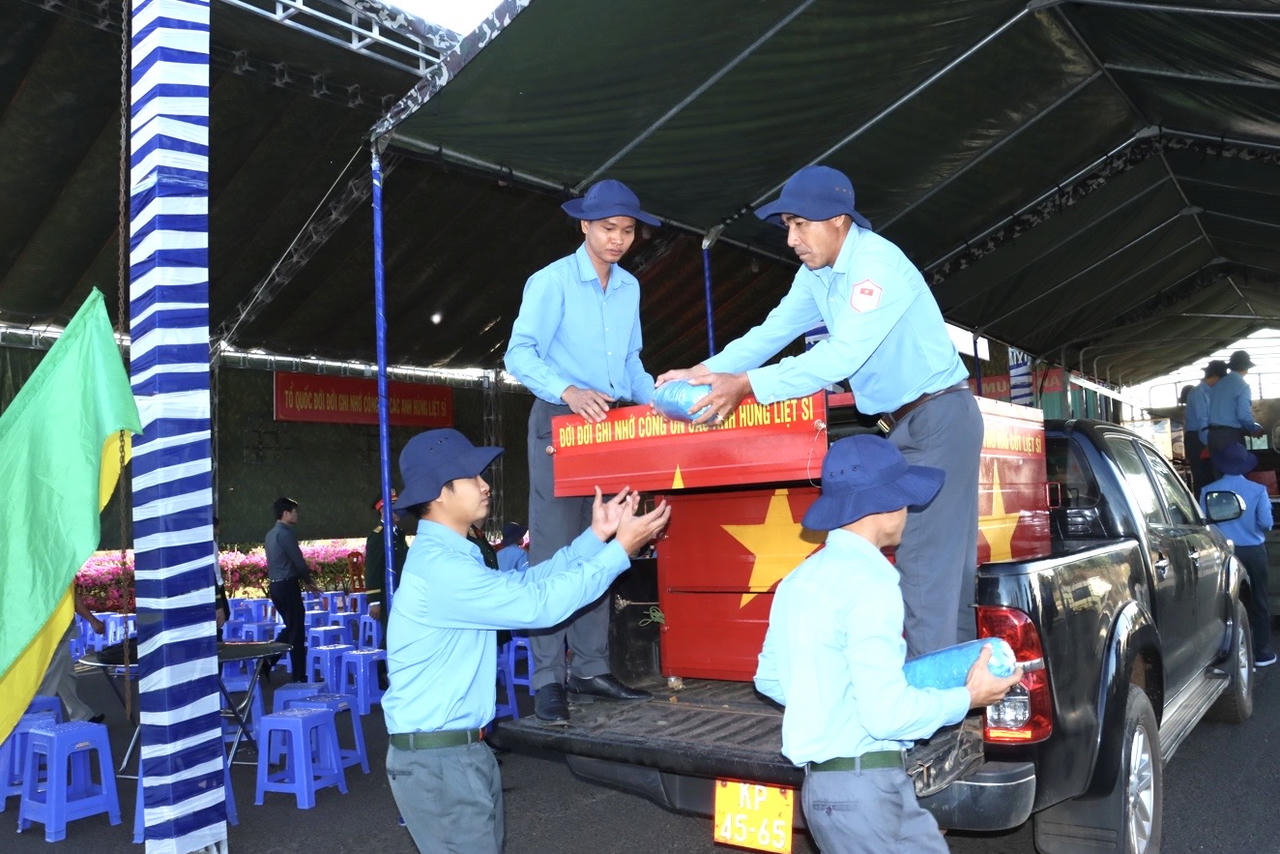 Đón 41 hài cốt liệt sĩ hy sinh ở Campuchia về nước