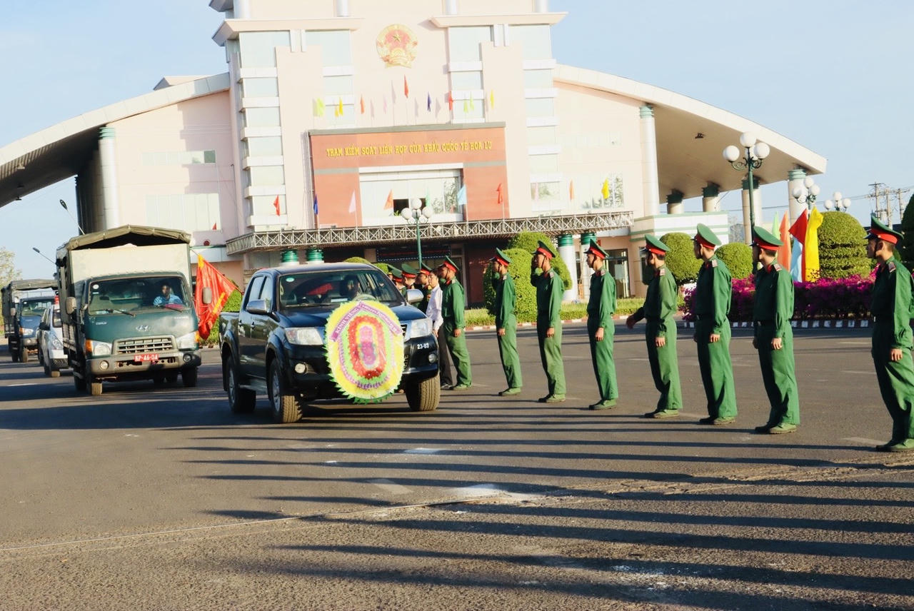 Đón 41 hài cốt liệt sĩ hy sinh ở Campuchia về nước