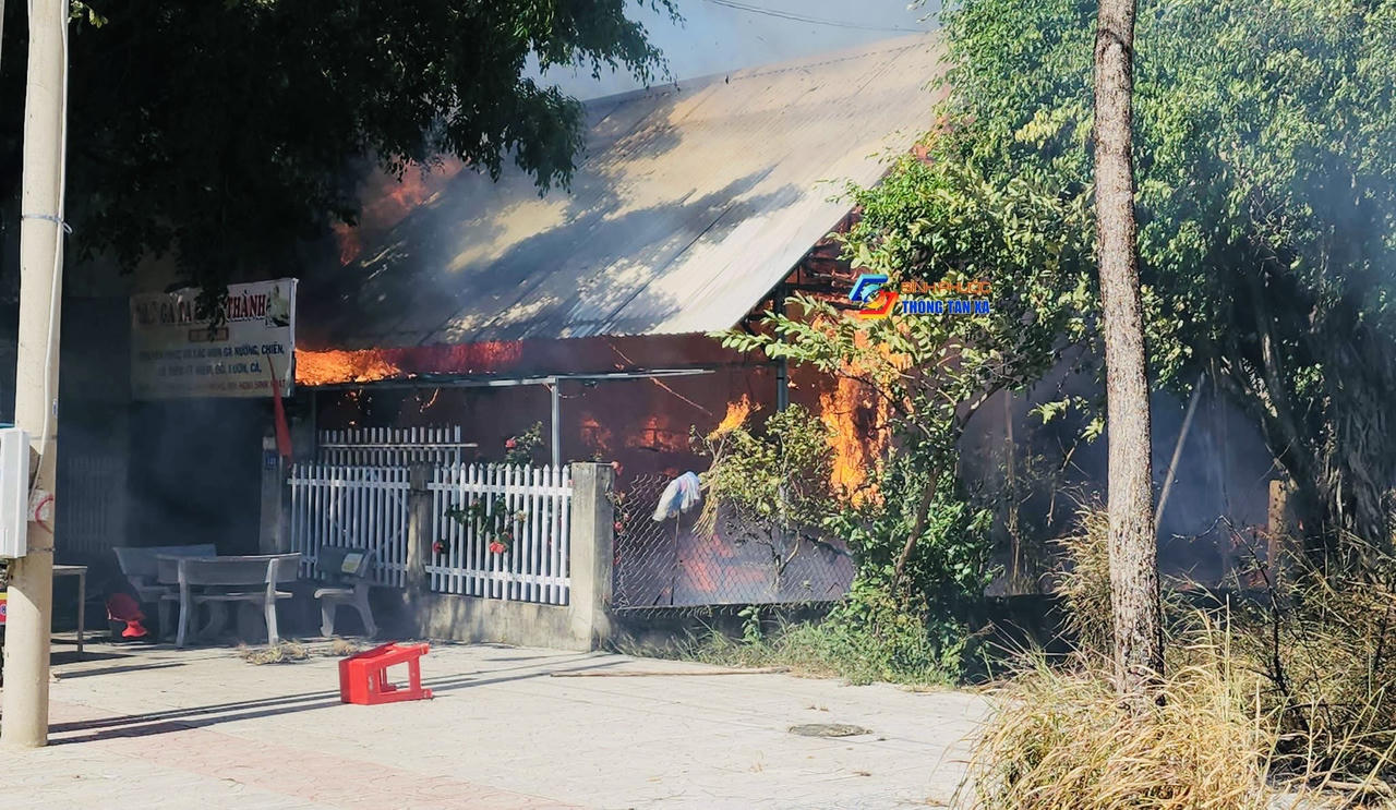 Lửa thiêu rụi quán nhậu trung tâm Đồng Xoài