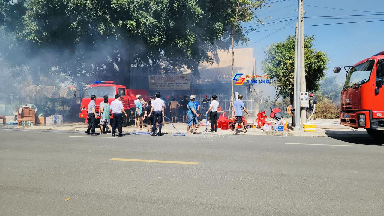 Lửa thiêu rụi quán nhậu trung tâm Đồng Xoài