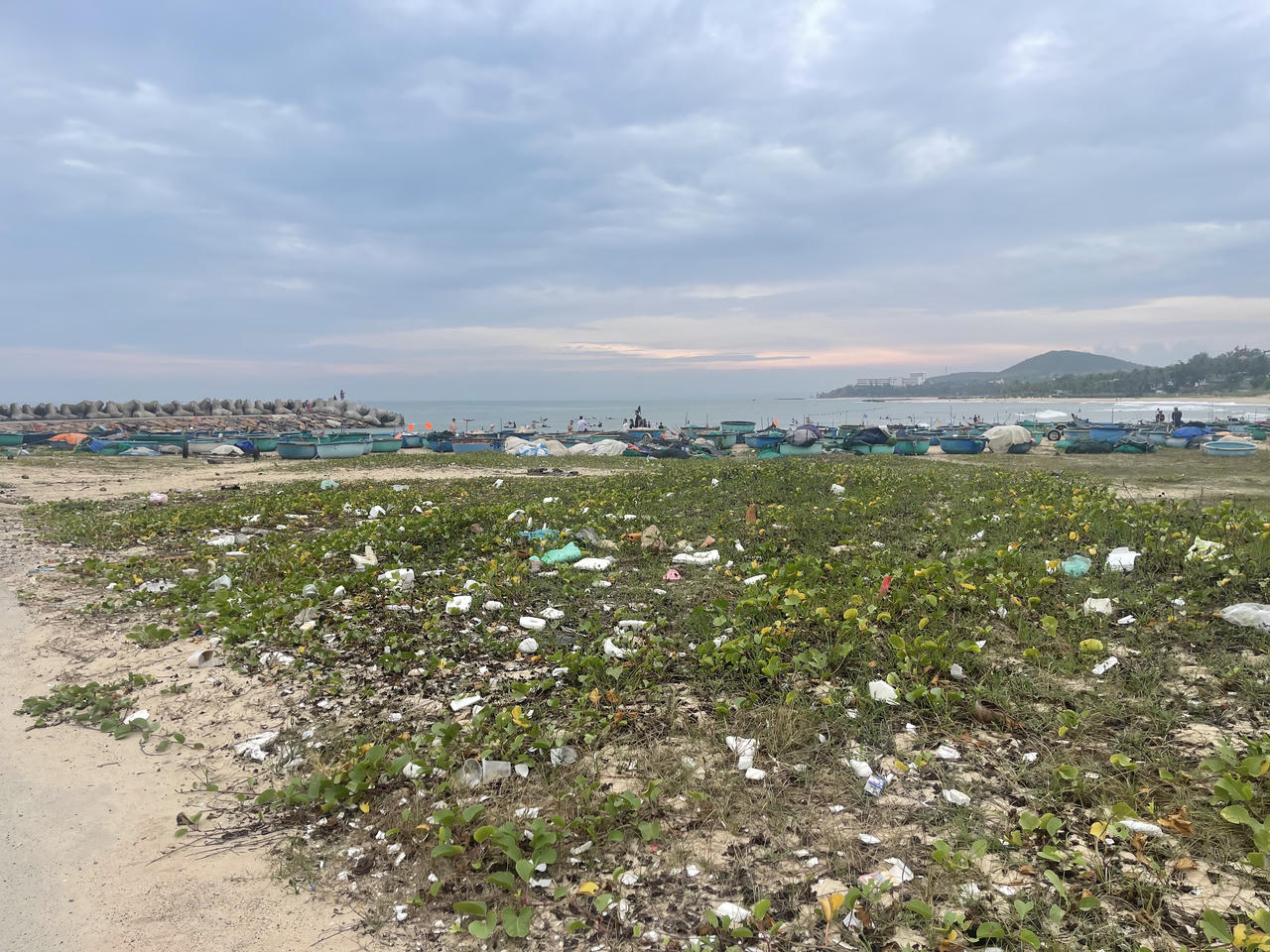 Nhếch nhác Bãi Đá Ông Địa