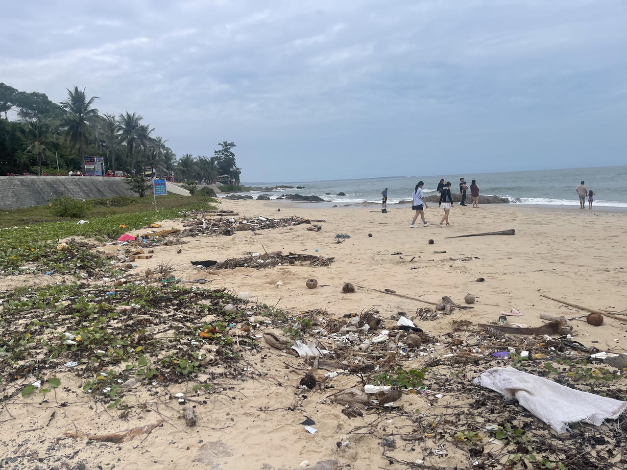 Nhếch nhác Bãi Đá Ông Địa