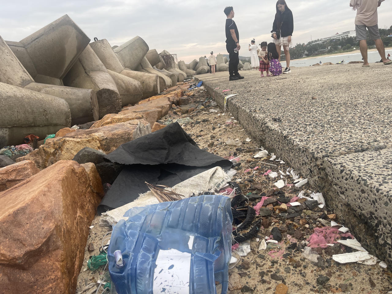 Nhếch nhác Bãi Đá Ông Địa