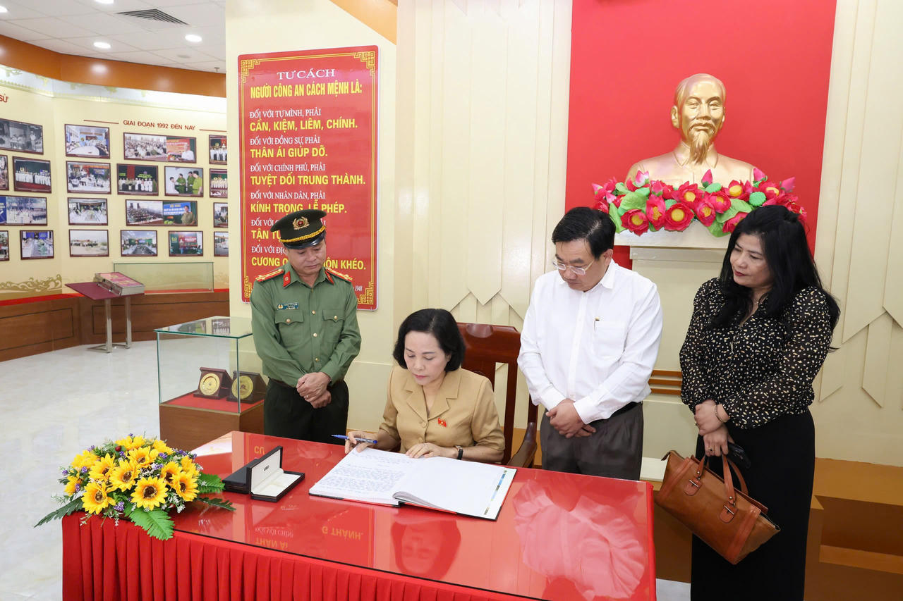 Phó Chủ tịch Quốc hội Nguyễn Thị Thanh làm việc và tặng quà Tết tại Ninh Thuận