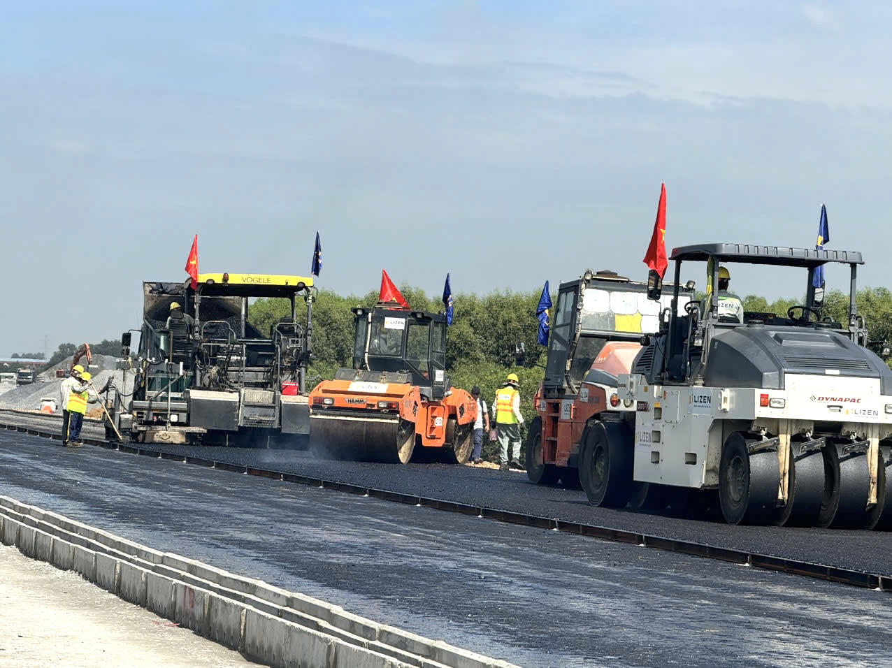 Thảm nhựa 1km đầu tiên cao tốc Biên Hòa – Vũng Tàu trước Tết