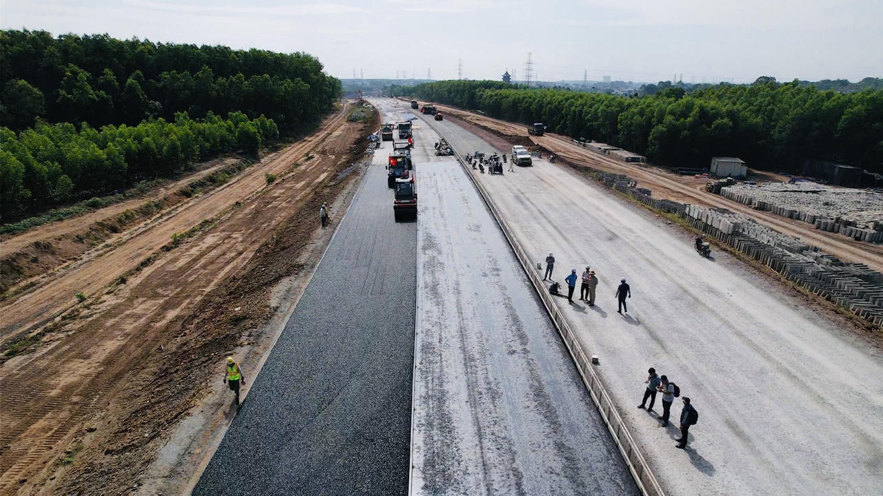 Thảm nhựa 1km đầu tiên cao tốc Biên Hòa – Vũng Tàu trước Tết