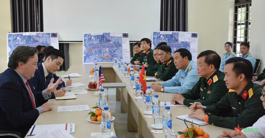 Thứ trưởng Bộ Quốc phòng và Đại sứ đặc mệnh toàn quyền Mỹ kiểm tra việc xử lý dioxin sân bay Biên Hoà 