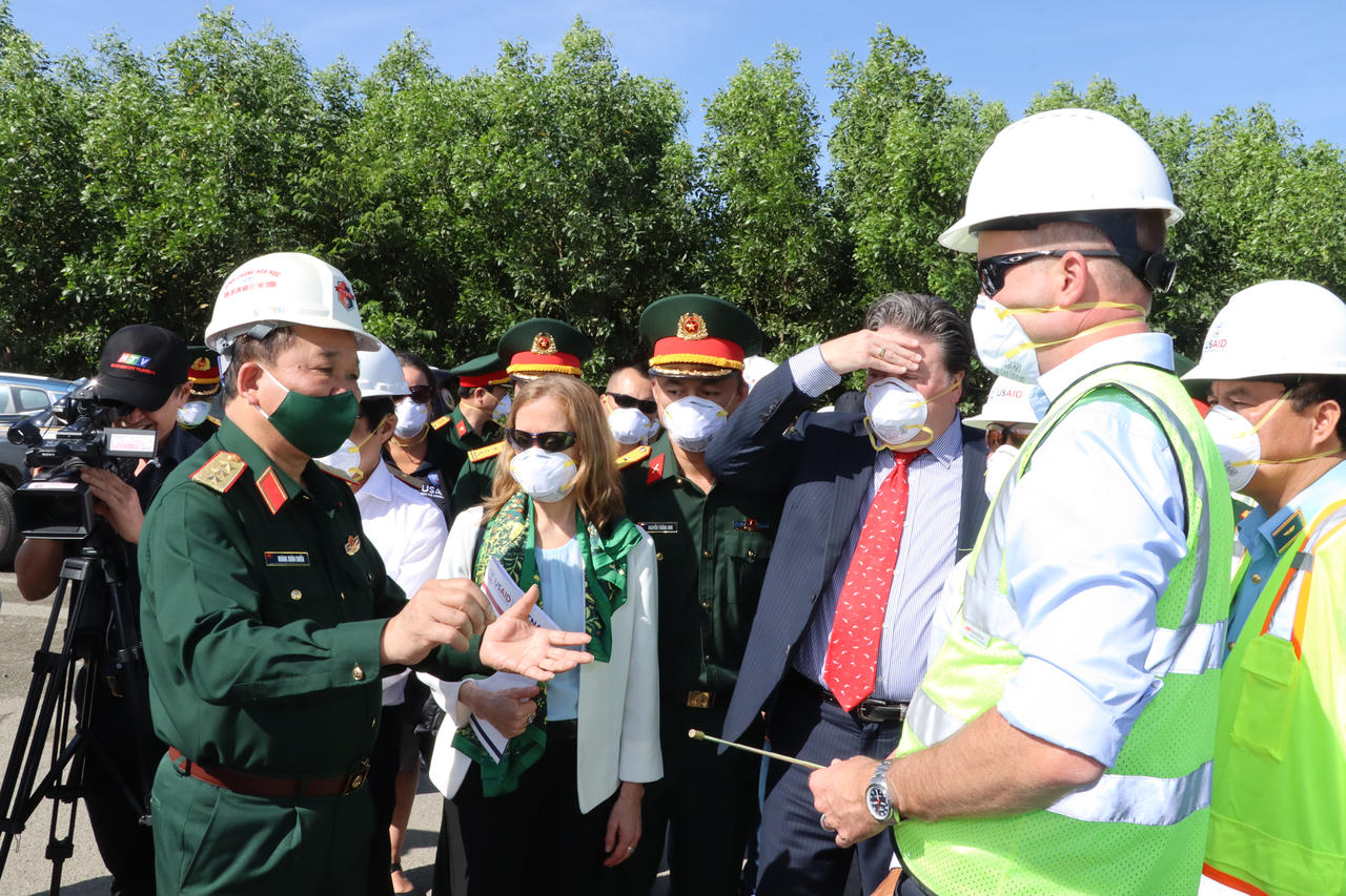 Thứ trưởng Bộ Quốc phòng và Đại sứ đặc mệnh toàn quyền Mỹ kiểm tra việc xử lý dioxin sân bay Biên Hoà 