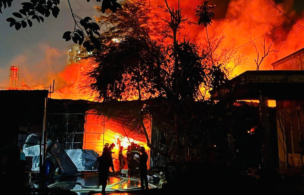 Xưởng vải cháy ngùn ngụt trong đêm ở Bình Dương